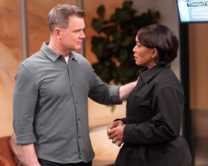 Angela-Bassett-and-Peter-Krause-911
