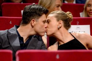 GettyImages-2216072005-Scarlett-and-Colin-Kiss-in-Cannes