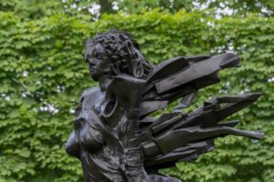 5_Barbara-Chase-Riboud.-Africa-Rising-II-dans-le-Jardin-des-Tuileries-C2A9-Musee-du-Louvre_2025_Audrey-Viger