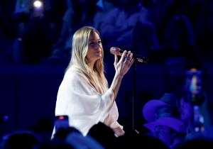 GettyImages-2214138200-leann-rimes-teeth-fell-out-mid-performance-at-recent-concert
