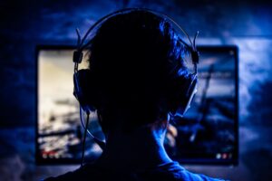 woman-playing-video-games